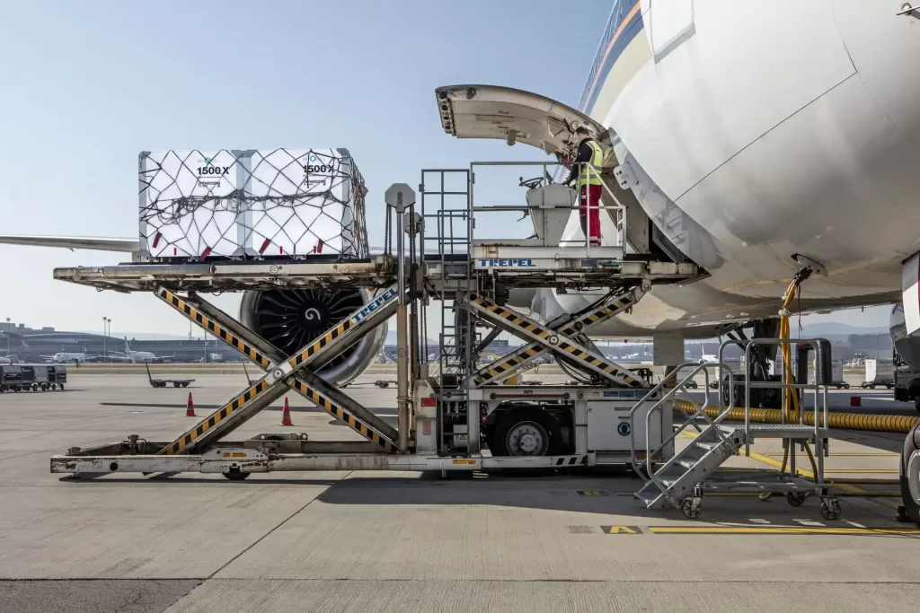 hybrid containers used in cold chain logistics are placed in a plane
